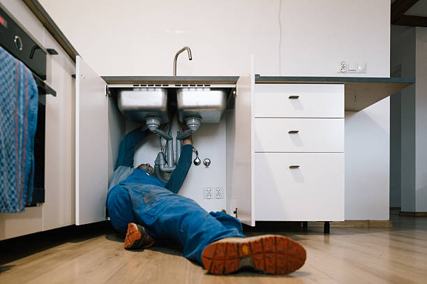 Professional Emergency Plumber technician working in Kensington, CA